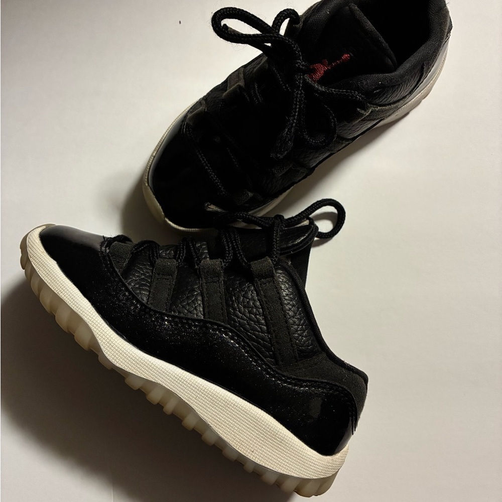 Kids Jordan Lows - Picture 3 of 5